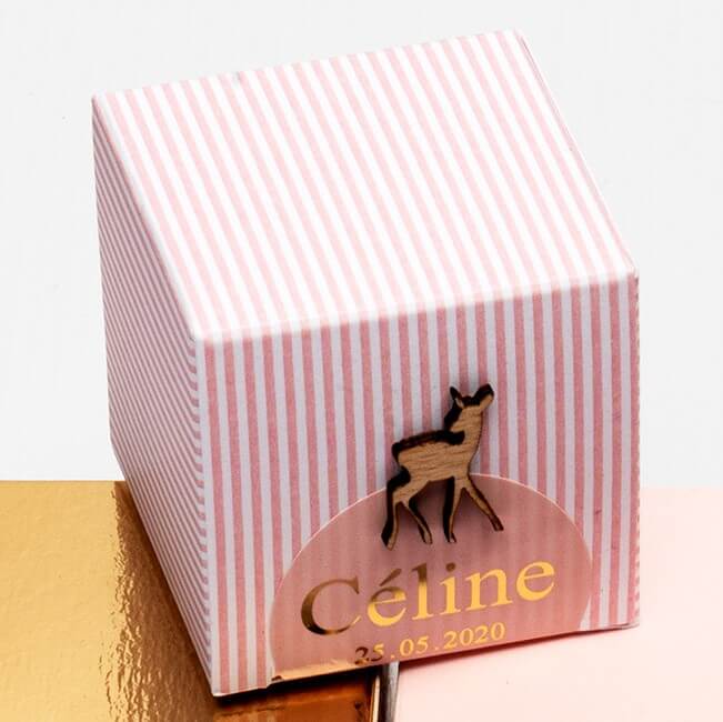 Boîte cubique pour dragées, 5 x 5 x 5 cm., couleur rose, lignée